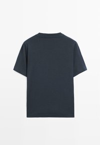 T-shirt simple bleu marine foncé à manches courtes, présenté à plat de dos, avec un col rond simple et un ourlet régulier.