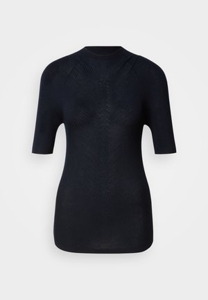 Mustalla neulepuserolla, jossa on korkea kaulus, lyhyet hihat ja ribbitekstuuri. Ominaisuuksiin kuuluu istuva siluetti ja hienovaraiset yksityiskohdat saumoissa.
