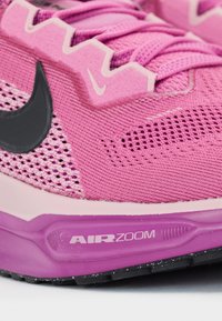 Nike Performance Scarpe da corsa su strada - pink