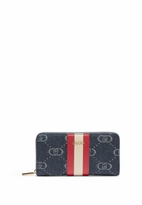 Portafoglio in denim con una fascia di accento a righe rosse e bianche, logo dorato e motivo ripetuto in denim più chiaro. Chiusura con zip e accessori dorati.