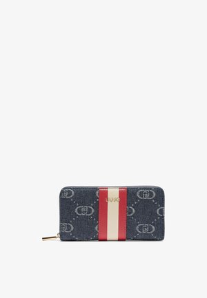 Portefeuille en denim avec une bande d'accent rayée rouge et blanche, logo en or et motif répété en denim plus clair. Fermeture éclair avec quincaillerie dorée.