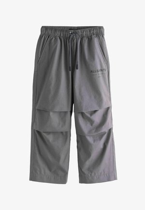 Pantaloni con vita elastica grigia con coulisse, tasche laterali e marchio "ALLSAINTS" sulla coscia destra, caratterizzati da un design rilassato e stratificato.