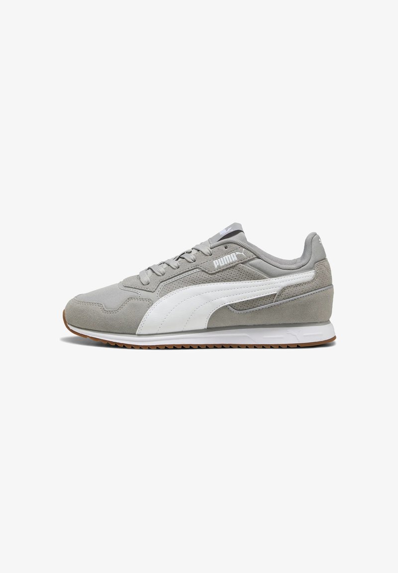 Chaussure de sport grise avec tige en daim et mesh, accents blancs, fermeture à lacets, semelle en caoutchouc et logo Puma sur le côté et la languette.