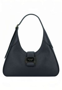 Mala de mão preta em pele com uma forma curva, apresentando uma fivela proeminente e uma placa com o logótipo na frente. Textura suave e alça única para o ombro.