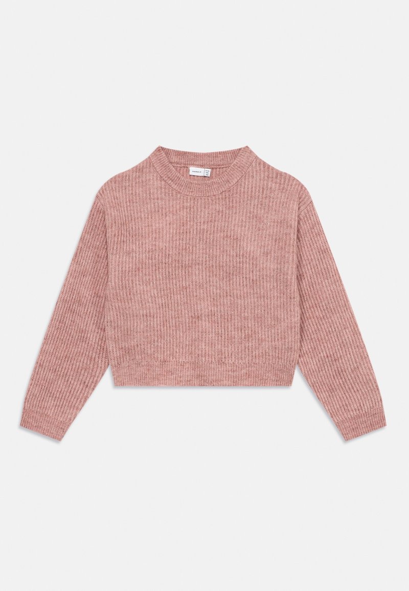 Pull en maille côtelée rose poussière avec manches longues et col ras-du-cou, coupe courte, présenté à plat sur un fond gris clair.