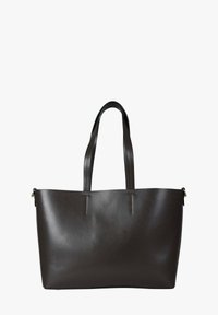 Borsa tote in pelle marrone scuro con due manici lunghi e dettagli di cuciture minime su uno sfondo bianco semplice.