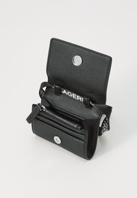 Borsa in pelle nera con finitura testurizzata, dotata di chiusura a scatto, tasca con cerniera e una cintura con testo stampato all'interno.