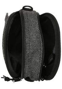 Bolsa de patrón de espiga gris con tres compartimentos con cremallera y forro negro. Presenta un lazo para sujeción y cremalleras resistentes.