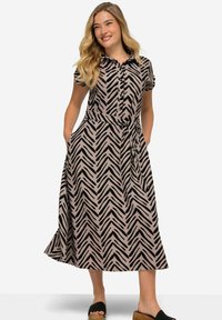 Hemdblusenkleid in Hellrosa mit schwarzem Zickzackmuster, kurzen Ärmeln, Bindegürtel und Taschen; aus weichem Stoff, knielang.