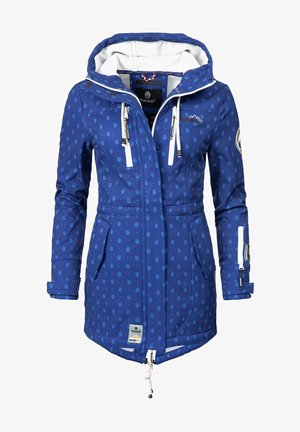 Chaqueta impermeable azul con un patrón de concha, capucha ajustable, bolsillos con cremallera y acentos blancos. Presenta un cordón en la cintura y los puños.