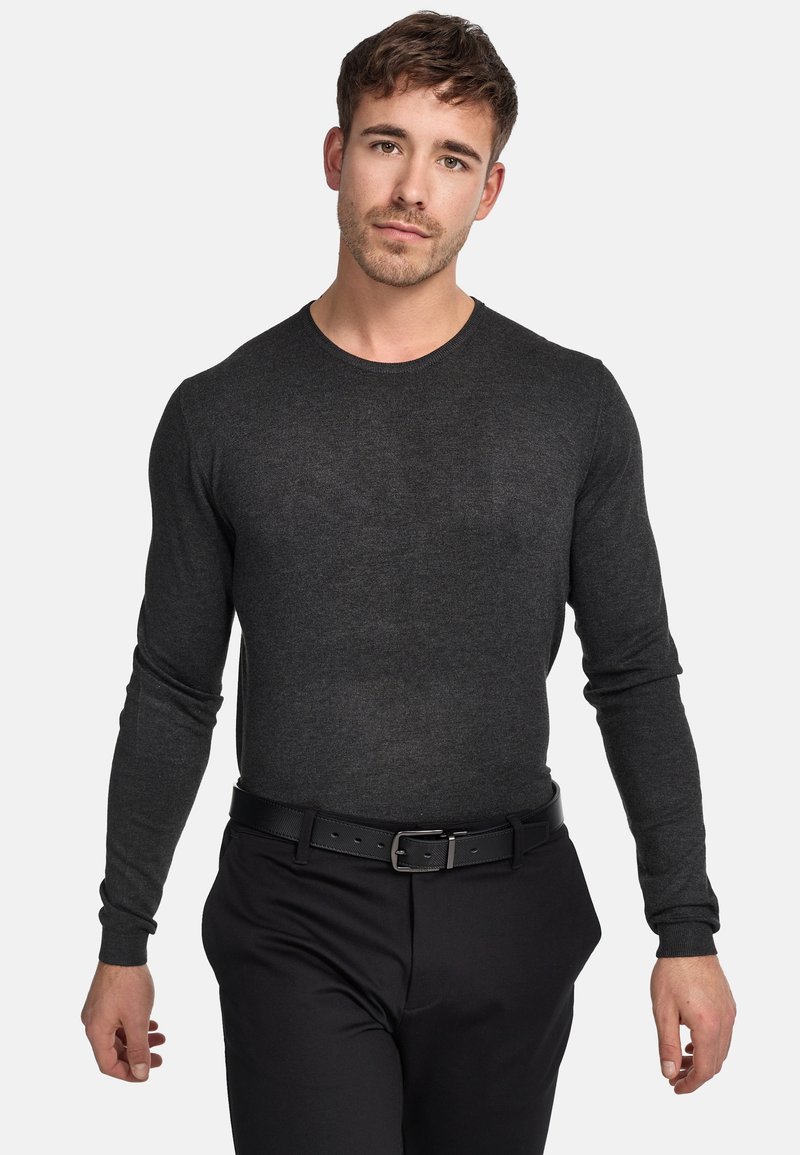 Chemise grise foncée à manches longues ajustée en tissu doux, avec un col rond et des poignets côtelés, assortie à un pantalon noir et une ceinture.