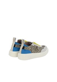 Sneakers z cholewką w leopardzi wzór, szarymi zamszowymi akcentami, niebieskimi panelami z płótna, białą gumową podeszwą i żółtymi sznurówkami. Teksturowany język z tyłu.