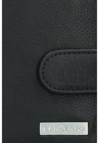 Czarny skórzany portfel z teksturowanym wykończeniem, przeszywaną klapą oraz srebrną płytką z logo "LANÇERTO" na dolnej części.