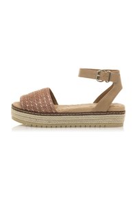 Parte superiore intrecciata rosa e oro con cinturino alla caviglia; dettagli in similpelle beige e suola in juta con platform; sole interno testurizzato; cuciture decorative.