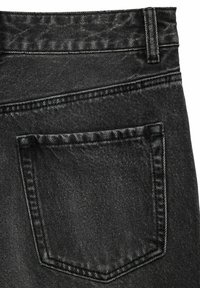 Črne jeans hlače iz denima z zadnjim žepom z kontrastnim šivom, gladko teksturo in krojem, ki je prilagojen v pasu.