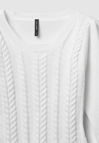 Weißer Strickpullover mit einem gerippten Rundhalsausschnitt und Kabelstrickmuster. Verfügt über strukturierte Akzente und ein Etikett mit Markenname und Größe.