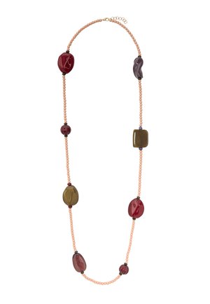 Długi naszyjnik z nieregularnymi czerwonymi i oliwkowymi koralikami, przerywany małymi różowymi koralikami, tworząc zróżnicowaną teksturę i kształt.