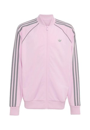 Giacca da allenamento rosa chiaro con zip, collo e polsini a coste, con tre strisce grigie sulle maniche e piccolo logo Adidas trefoil grigio sul petto.