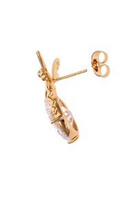 Goldfarbene Ohrringe mit einer verspielten Engel-Figur und einem großen, facettierten klaren Kristall, mit einem Stecker- und Schmetterlingsverschluss.