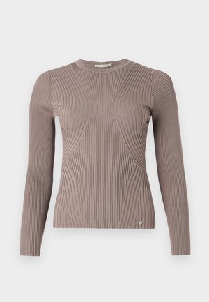 Langermet ribbestrikket genser i lys taupe, med en tettsittende design med teksturerte mønstre og en liten logoaksent ved kanten.