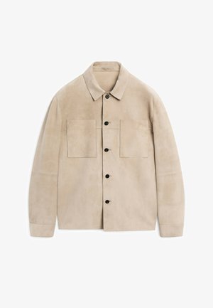 Beige Wildlederjacke mit kragenförmigem Ausschnitt, Fronttaschen und schwarzen Knöpfen. Sie zeichnet sich durch eine glatte Textur und einen geraden Schnitt aus.