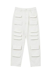 Weiße Cargo-Hosen mit hoher Taille, Knopfverschluss, Gürtelschlaufen und sechs großen Klappentaschen vorne und an den Seiten.