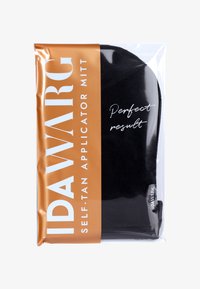 Svart selvbruner påføringshanske pakket i en klar plastpose med en oransje etikett, inkludert hvit tekst og en logo nederst.