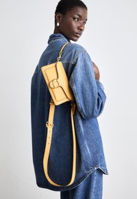 Unselected, mustard yellow