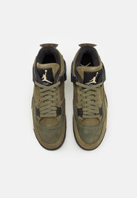 Pár olivově zelených a černých tenisek Air Jordan se semišovými a síťovanými texturami, zobrazený zepředu na bílém pozadí.