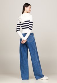 Tommy Jeans ZIP BADGE HOOD - Cardigan - ancient white stripe