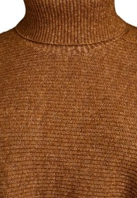 Brązowy sweter z golfem, wykonany z dzianiny, o teksturowanej powierzchni, z prążkowanym kołnierzem i ciepłym, przytulnym wyglądzie.