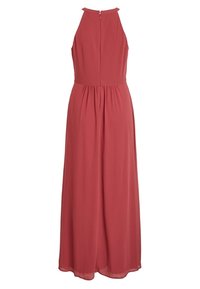 Vestido maxi sin mangas de color frambuesa con un escote alto, cintura ajustada y cierre de cremallera en la parte posterior. Tela suave, silueta fluida.