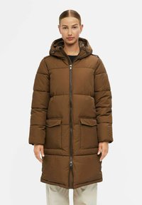 Manteau en duvet marron avec capuche, doté d'une fermeture éclair intégrale, de deux poches frontales et d'une texture matelassée. Longueur mi-thigh et design décontracté.