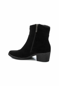 Stivale ankle in suede nero con punta affusolata, cerniera laterale e tacco a blocco testurizzato. Presenta un design semplice senza motivi o accenti.