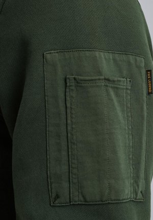 Felpa verde con tessuto al suo interno e una tasca testurizzata sul maniche sinistro. Presenta una piccola etichetta nera con "PME Legend" sulla tasca.