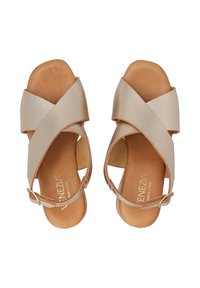 Tan leren sandalen met een kruislings ontwerp in een licht metallic gouden afwerking. Verstelbare enkelsluiter en een gestructureerd bovendeel.