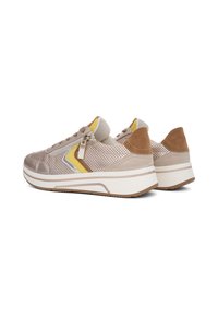 Beige Netz- und Wildleder-Sneaker mit gelben und blauen Akzenten, strukturierten Oberflächen, einem Reißverschluss und einer weißen Plateausohle.