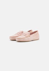 Rosa mockaskinn loafers med flat såle, med søm detaljer på vamsen og en jevn tekstur gjennom hele.