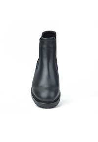 Botín de cuero negro hasta el tobillo con paneles elásticos laterales, punta redondeada y suela de goma texturizada. Diseño elegante con detalles de costura mínimos.