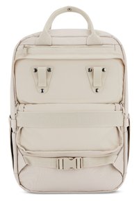 Beige ryggsäck i rektangulär form; har ett handtag på toppen, en främre dragkedja, justerbara remmar och hårdvaruaccenter i svart och vitt.