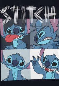 T-kreklu ar četriem krāsainiem multfilmu paneļiem, kuros attēlots Stitch - zils aliens ar lielām ausīm, izteiksmīgām acīm un dažādām rotaļīgām pozām.