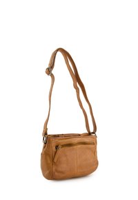 Tan læder crossbody taske med en struktureret overflade, enkelt justerbar rem, frontlomme med lynlås og en rund bundform.