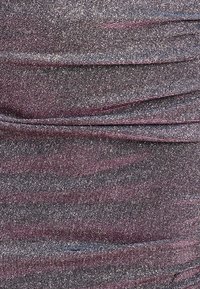 Tissu violet scintillant à finition texturée, présentant des plis horizontaux et des fils métalliques pour un effet irisé.