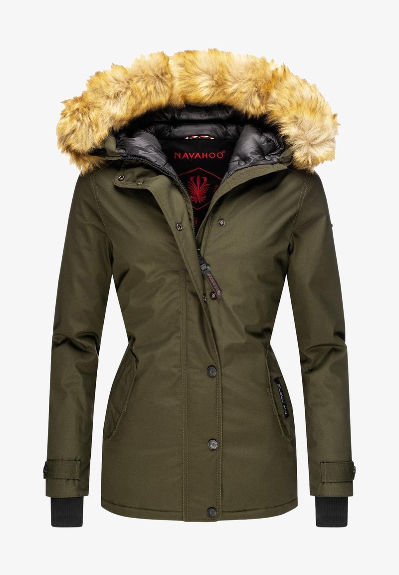 Olivengrøn parka med hætte foret med falsk pels, lynlås- og knaplukning, to sidelommer og ribbede manchetter. Indersiden har sort foring.
