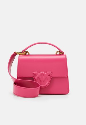 Bolso de piel rosa con un asa superior y una correa de hombro ajustable, que presenta un diseño decorativo en relieve en la parte frontal.