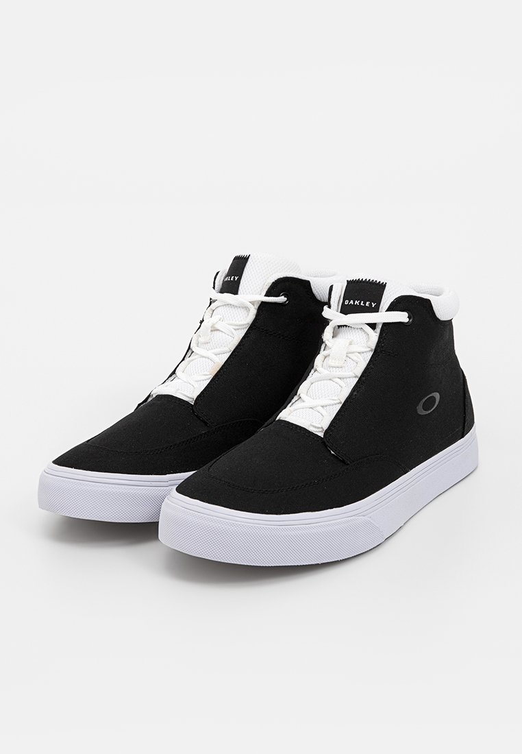 Zapatillas altas de lona negras con cordones y suela blanca, que presentan un detalle de logo en el lateral y una textura textil suave.