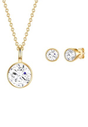 Goldfarbener Schmuckset mit einer runden Anhängerkette, die einen großen klaren Stein hat, und passenden Ohrsteckern mit kleineren klaren Steinen.