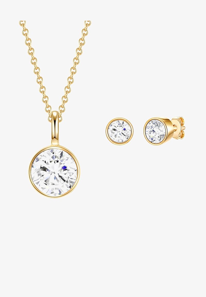 Guldtonet smykkesæt med en rund vedhængs halskæde med en stor klar sten og matchende stud øreringe med mindre klare sten.