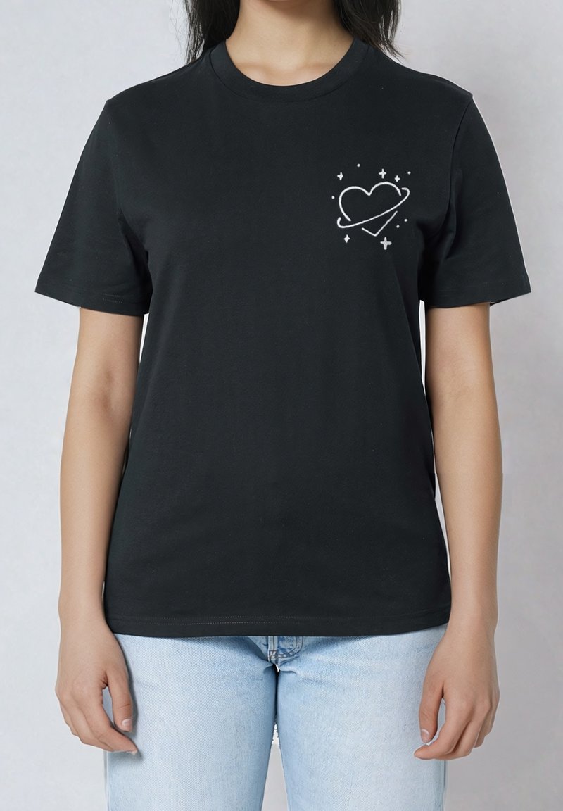 Schwarzes Baumwoll-T-Shirt mit weißem Herz- und Planetenmotiv auf der linken Brust, kurzen Ärmeln und lässigem Schnitt.