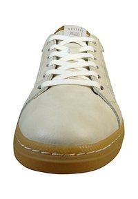 Weiße Leder-Sneaker mit strukturiertem Finish, flachen weißen Schnürsenkeln und einer Sohle aus Gummi. Verfügt über dezente Stickdetails an den Kanten.